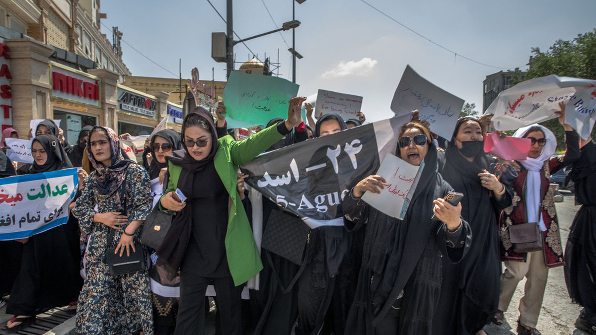 En grupp kvinnor demonstrerade i Kabul under lördagen. Flera journalister som bevakade händelsen greps.