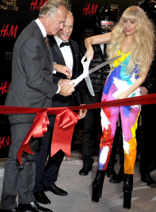 Lady Gaga inviger en ny H&M butik i New York. Lady Gaga inviger en ny H&M butik i New York.