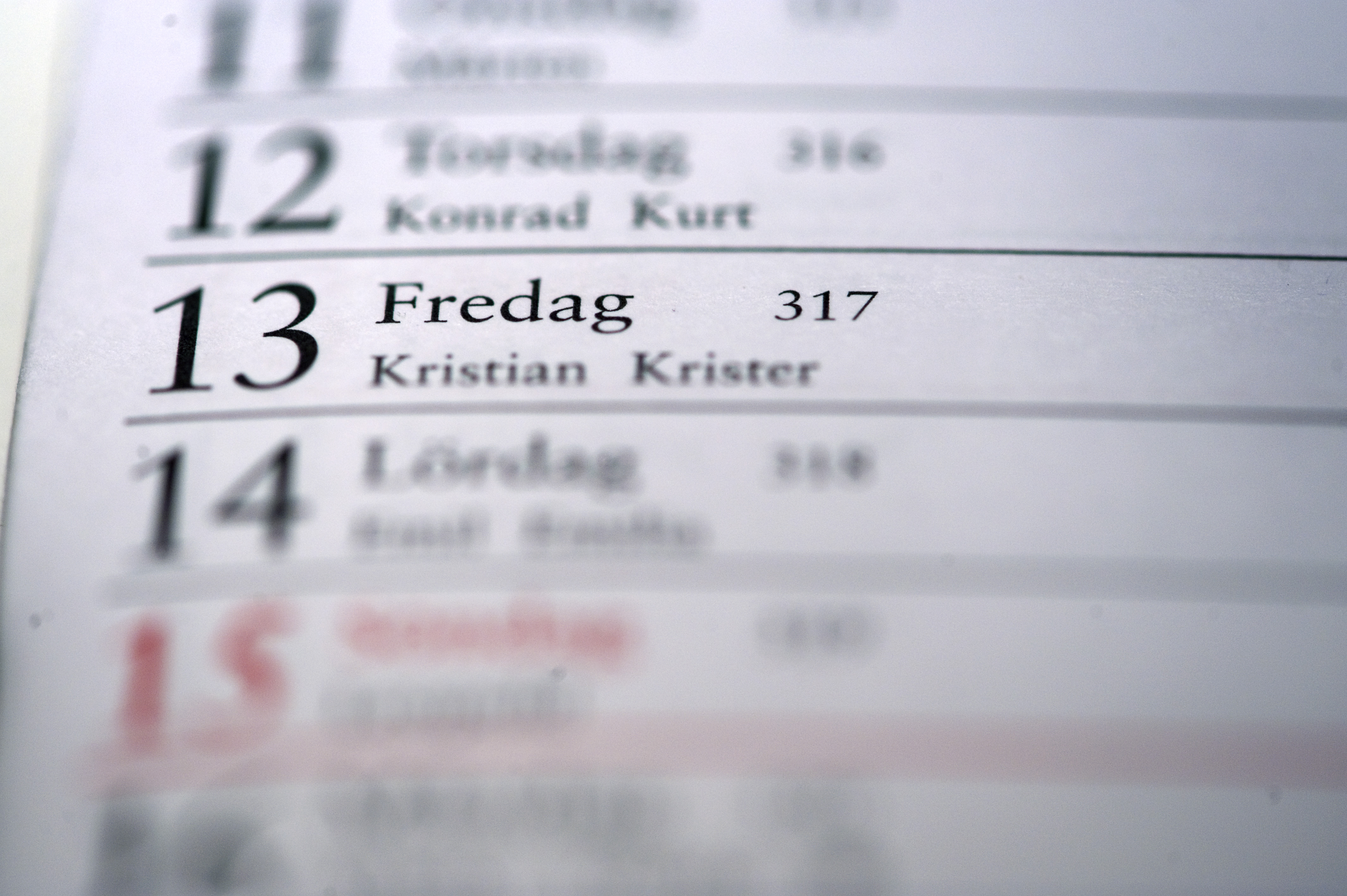 13. Nervositeten inför fredagen den 13:e. Alla är på helspänn och vill till varje pris undvika att råka ut för en olycka. Detta ökar givetvis bara riskerna. Och om något verkligen händer - vänta dig att panik snabbt utbryter. 13. Nervositeten inför fredagen den 13:e. Alla är på helspänn och vill till varje pris undvika att råka ut för en olycka. Detta ökar givetvis bara riskerna. Och om något verkligen händer - vänta dig att panik snabbt utbryter.