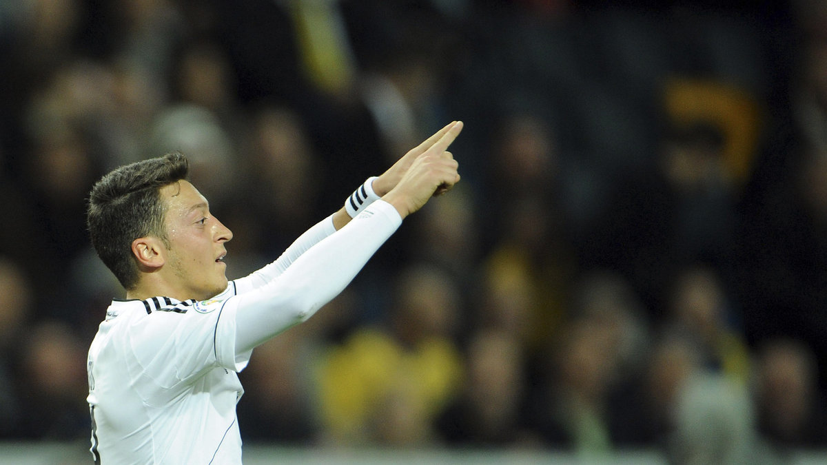 Storstjärnan Mesut Özil gjorde mål precis innan paus för Tyskland.