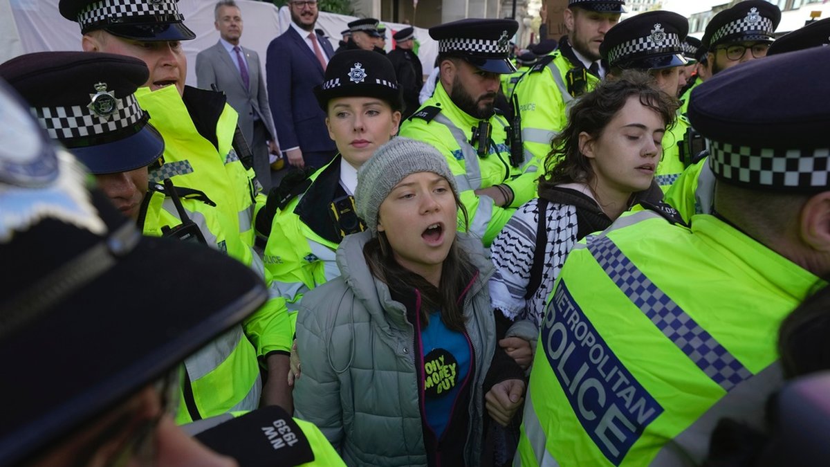 Klimataktivisten Greta Thunberg fördes bort av polis i samband med protesten 'Oil Money Out' i London.