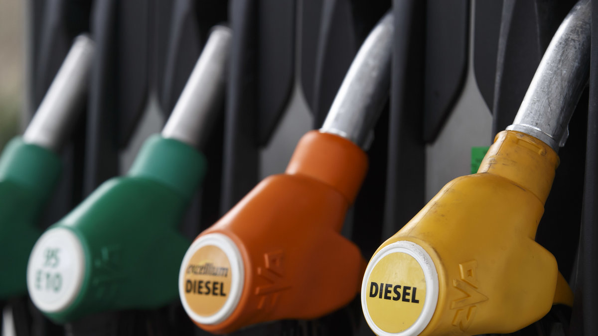 Nu höjer ledande bensinbolag priset på bensin med tio öre per liter.