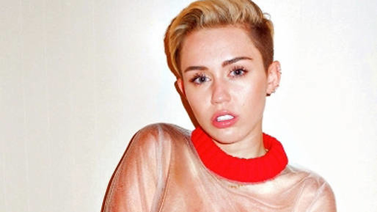 Miley skippar behån i Terrys studio. 
