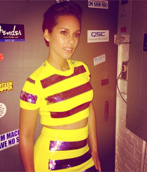Supermamman Alicia Keys i kort frilla och knallgul klänning, ingen lär ha missat henne. Supermamman Alicia Keys i kort frilla och knallgul klänning, ingen lär ha missat henne.