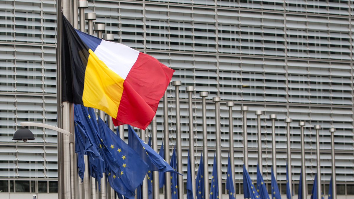 EU-parlamentet i Bryssel har halv flagga. 