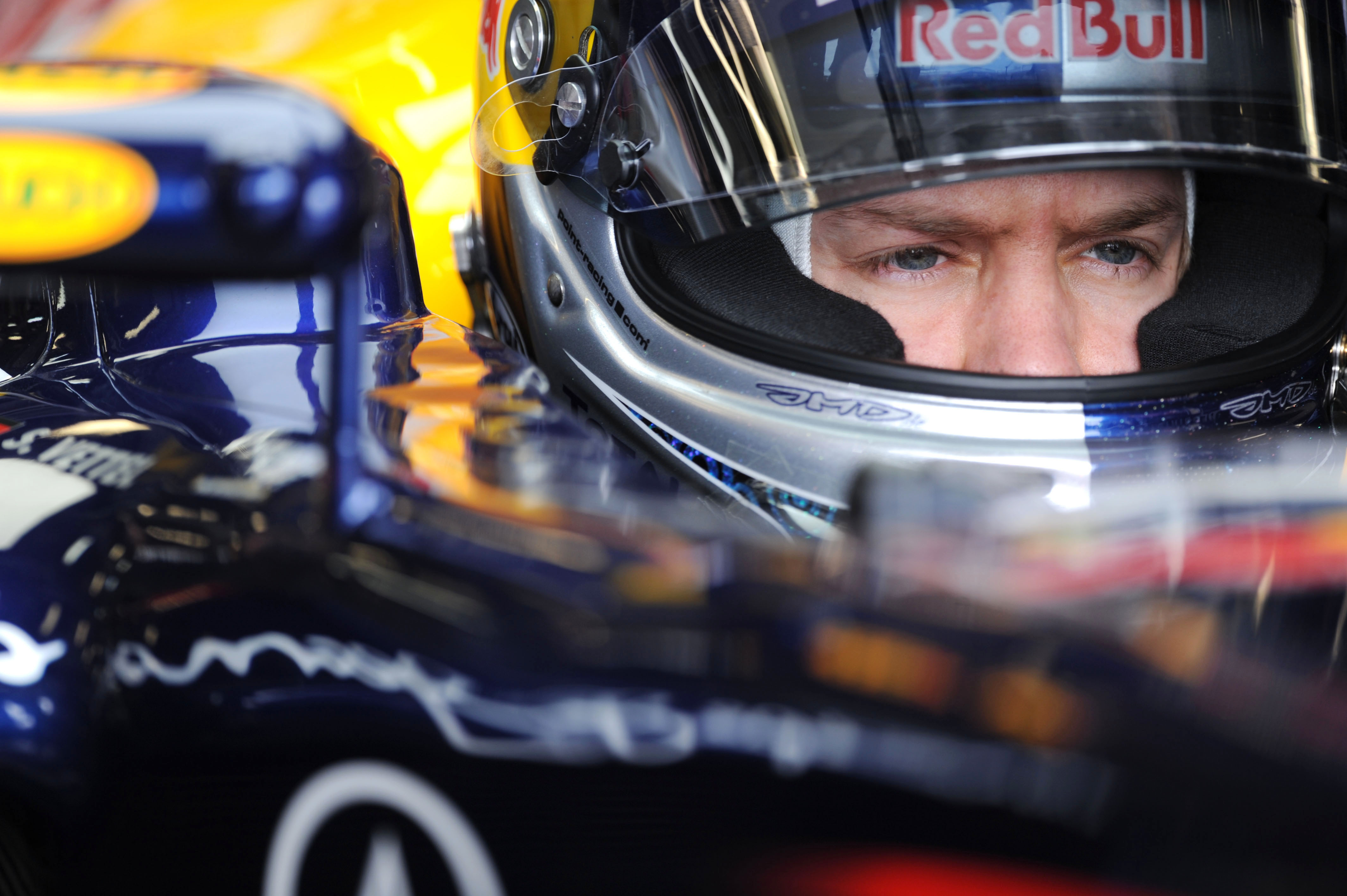 Sebastian Vettel blev träffad i visiret av en gummikula under träningen i Malaysia.