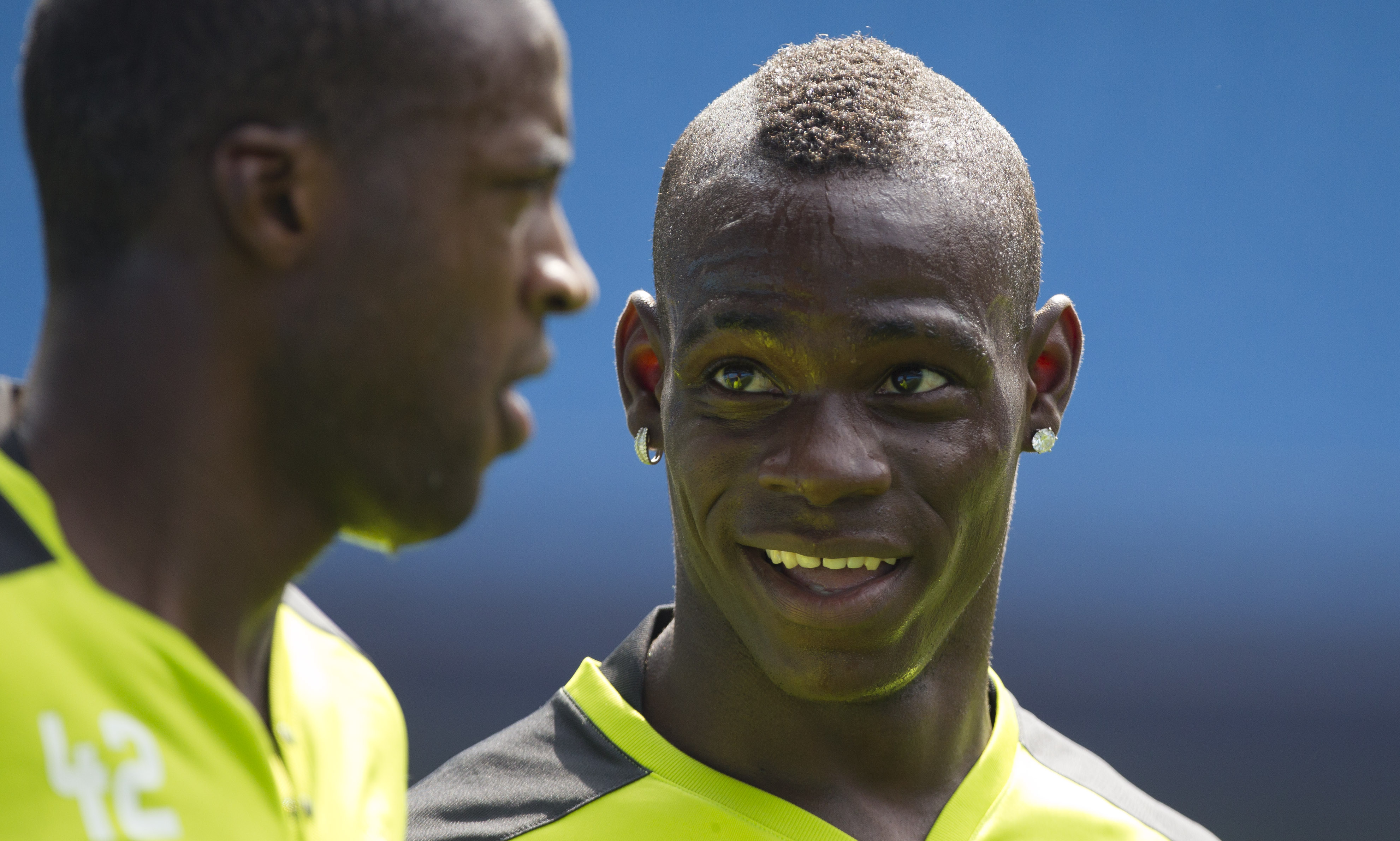 3. "BECAUSE I AM RICH". Bara två veckor efter flytten till Manchester kraschade Balotelli med sin Audi R8. Polisen förhörde stjärnan – och hittade då 55 000 kronor i bilen. Balotellis förklaring: "För att jag är rik". 3. "BECAUSE I AM RICH". Bara två veckor efter flytten till Manchester kraschade Balotelli med sin Audi R8. Polisen förhörde stjärnan – och hittade då 55 000 kronor i bilen. Balotellis förklaring: "För att jag är rik".