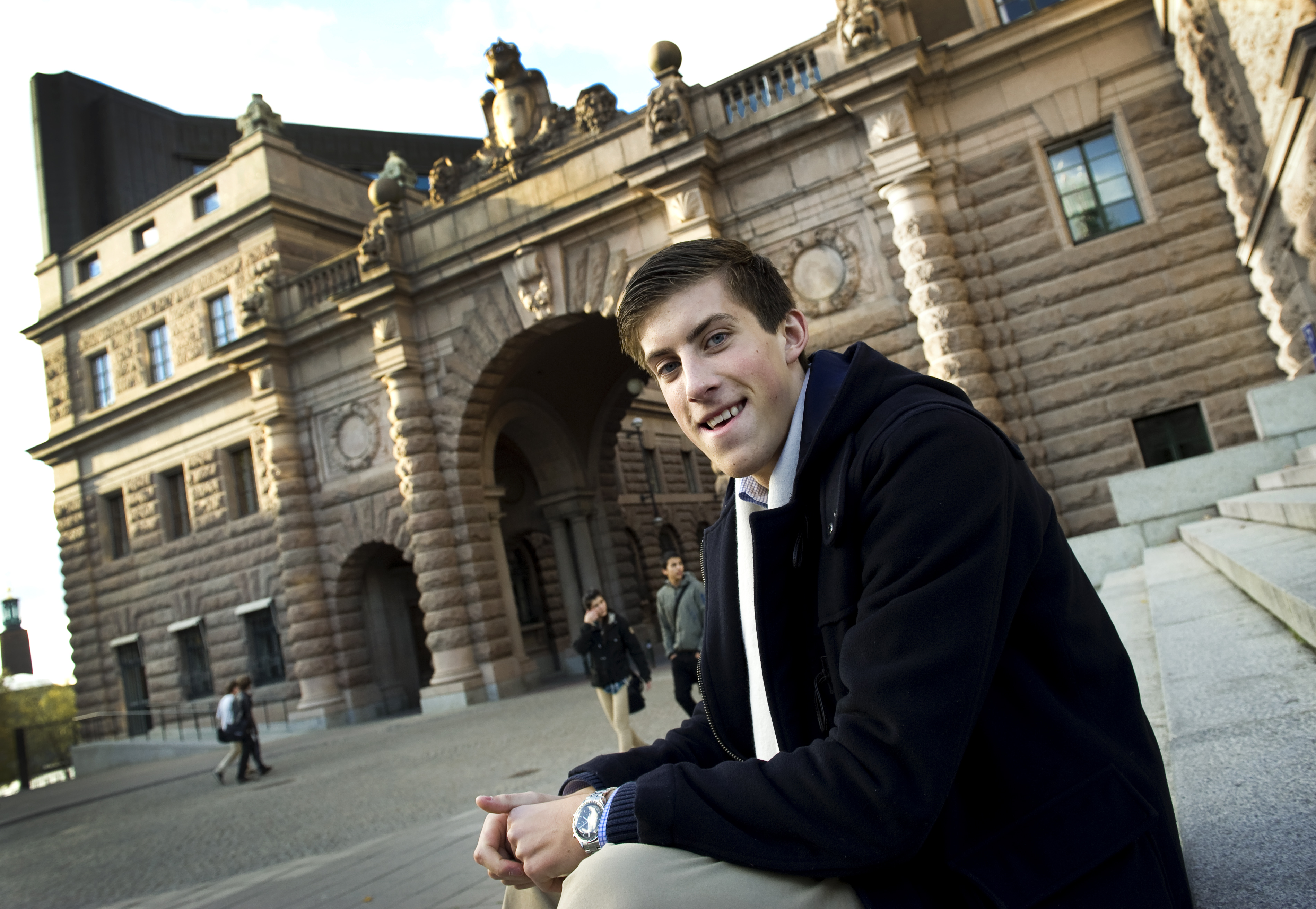 6. Anton Abele, 18.
Det går inte att komma ifrån att det är något alldeles sensationellt med Anton Abele. Sedan oktober 2007, då Abele
15 år gammal startade facebookgruppen Bevara oss från gatuvåldet och en manifestation mot våld i Kungsträdgården, har
6. Anton Abele, 18.
Det går inte att komma ifrån att det är något alldeles sensationellt med Anton Abele. Sedan oktober 2007, då Abele
15 år gammal startade facebookgruppen Bevara oss från gatuvåldet och en manifestation mot våld i Kungsträdgården, har