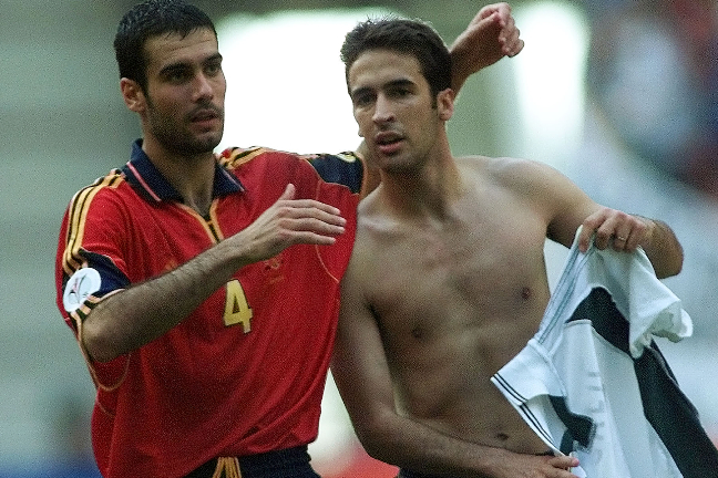 Guardiola och Raúl när de båda fortfarande spelade i landslaget. Bilden är tagen efter en EM-match från 2000.