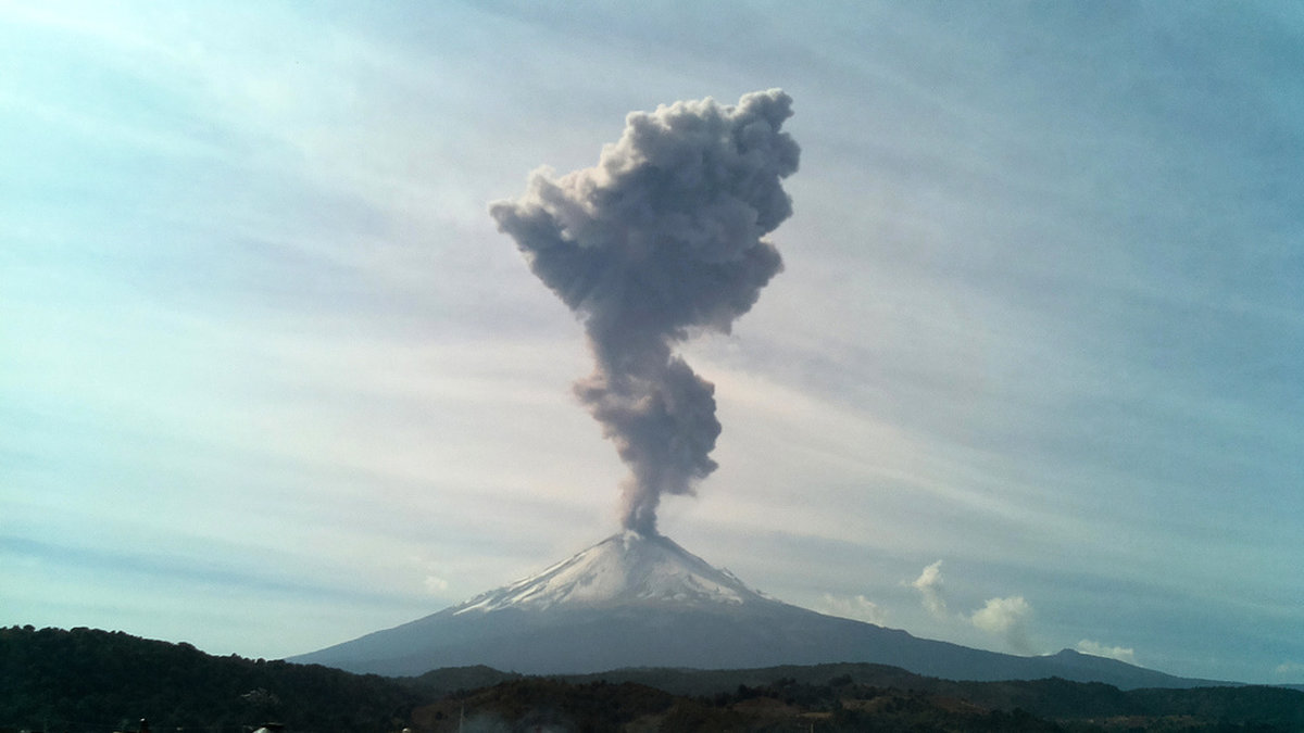 En rökpelare stiger upp från vulkanen Popocatépetl vid ett utbrott 2014.