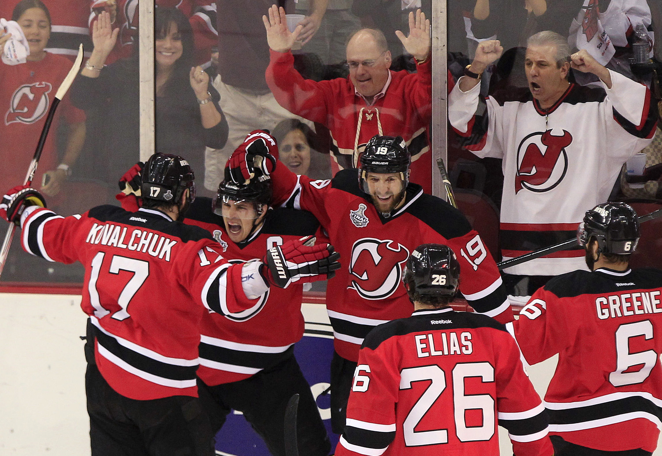 New Jersey Devils Zach Parise, tvåa från vänster, firar målet med sina lagkamrater. New Jersey Devils Zach Parise, tvåa från vänster, firar målet med sina lagkamrater.