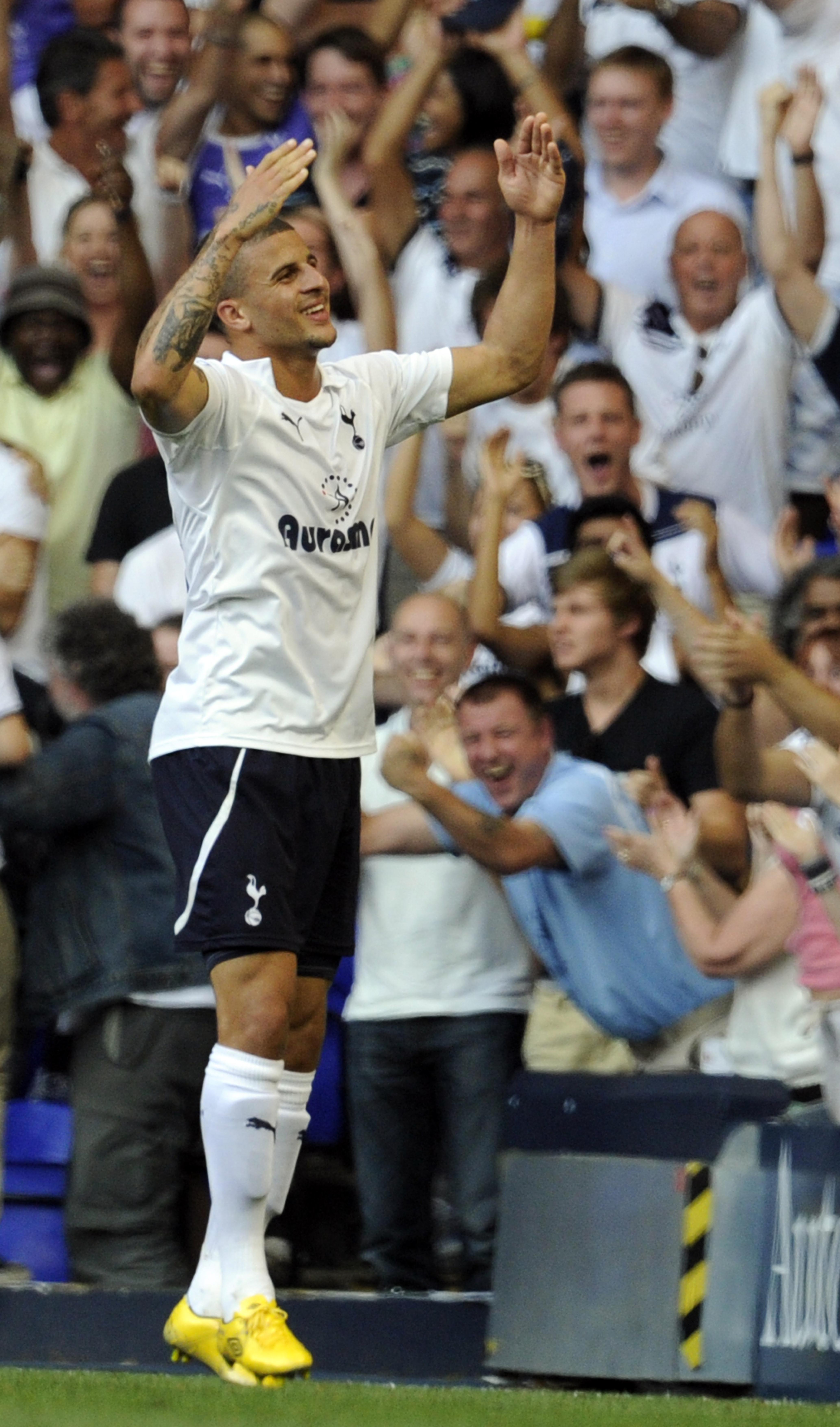 21-årige Kyle Walker slog in 2-1-målet som gav tre poäng till Tottenham.