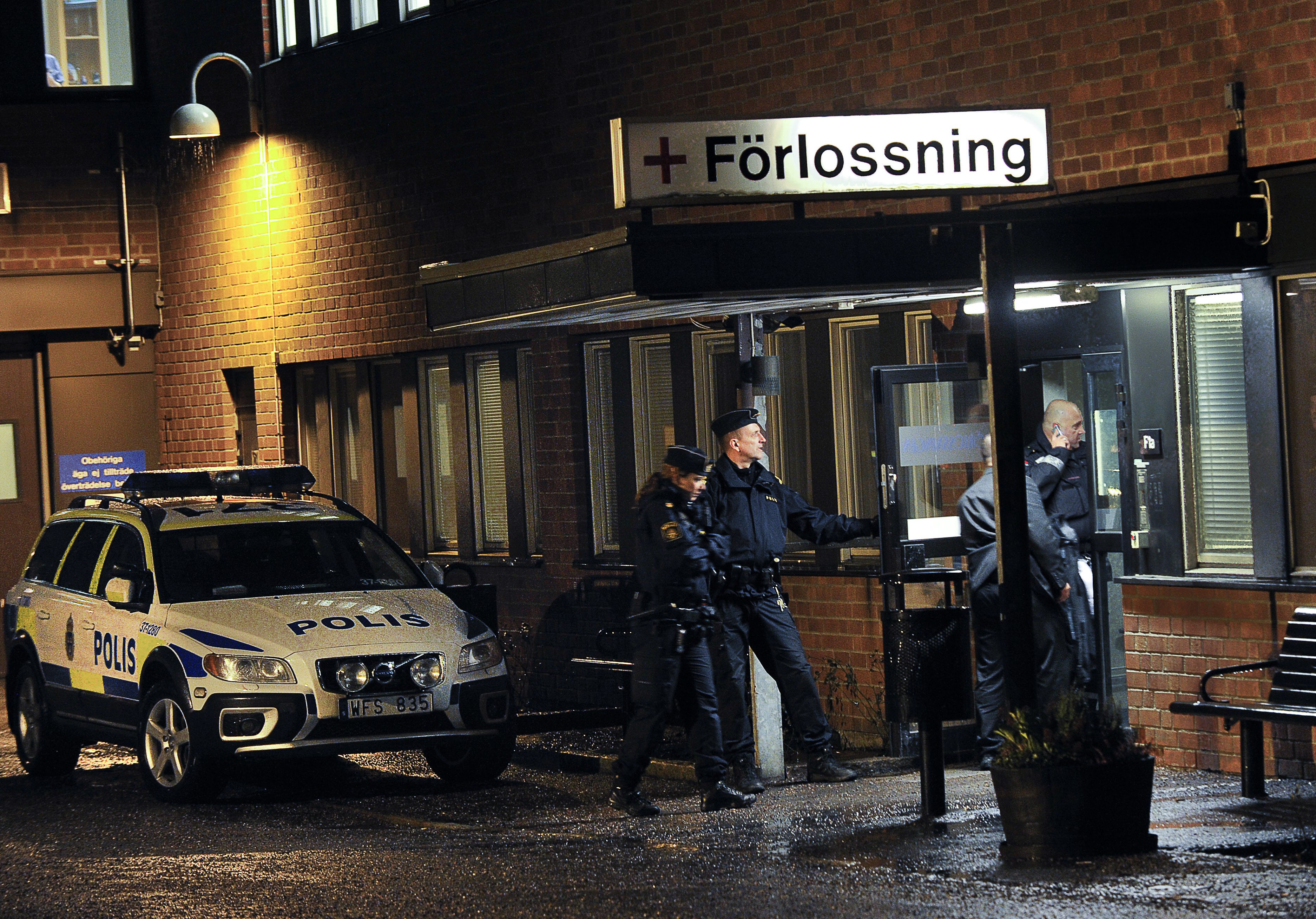 Polisbevakning vid förlossningsavdelningen på Karolinska sjukhuset i Solna. Vid 00.30 på torsdagsmorgonen togs kronprinsessan Victoria in på sjukhuset.