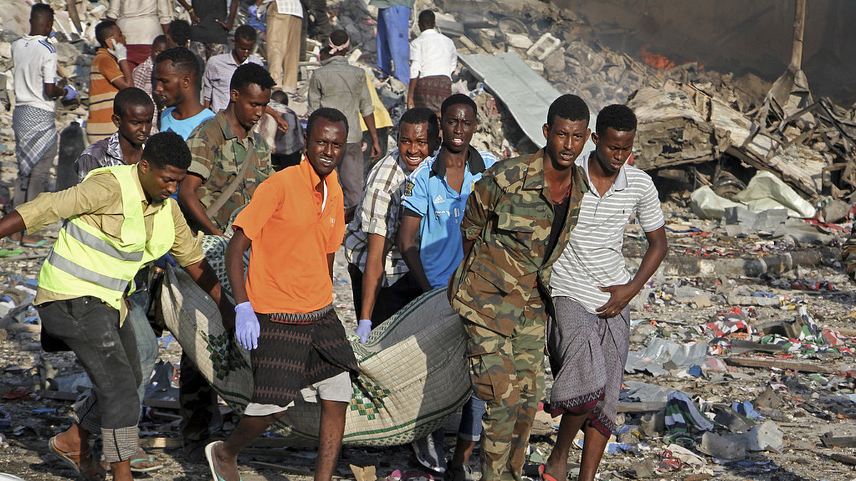 En lastbil exploderade i mitten av huvudstaden Mogadishu.
