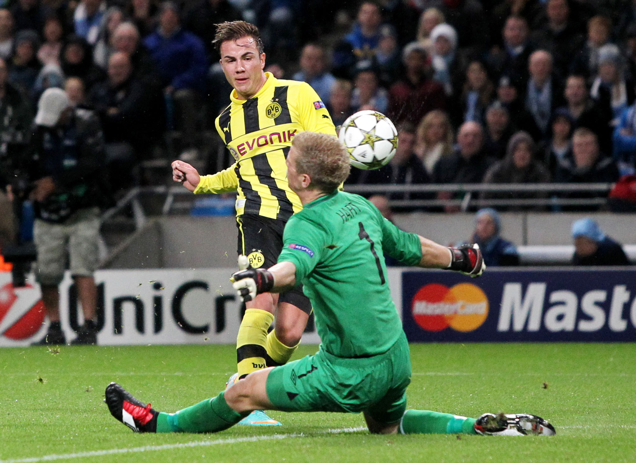 4. Mario Götze. 20 år, Borussia Dortmund. Har varit given i ett av Tysklands bästa lag i över två säsonger. Bra på alla punkter. Oändlig potential. 4. Mario Götze. 20 år, Borussia Dortmund. Har varit given i ett av Tysklands bästa lag i över två säsonger. Bra på alla punkter. Oändlig potential.