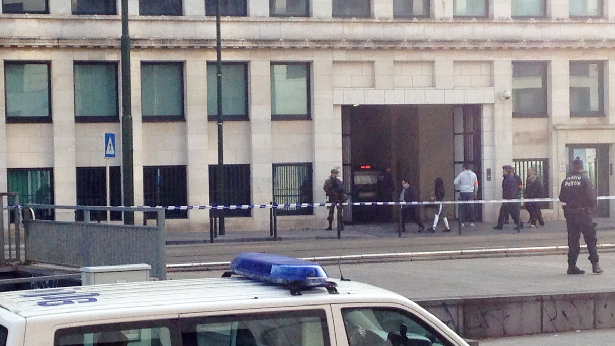 En bomb har detonerats utanför kriminologiska institutet i Bryssel. 