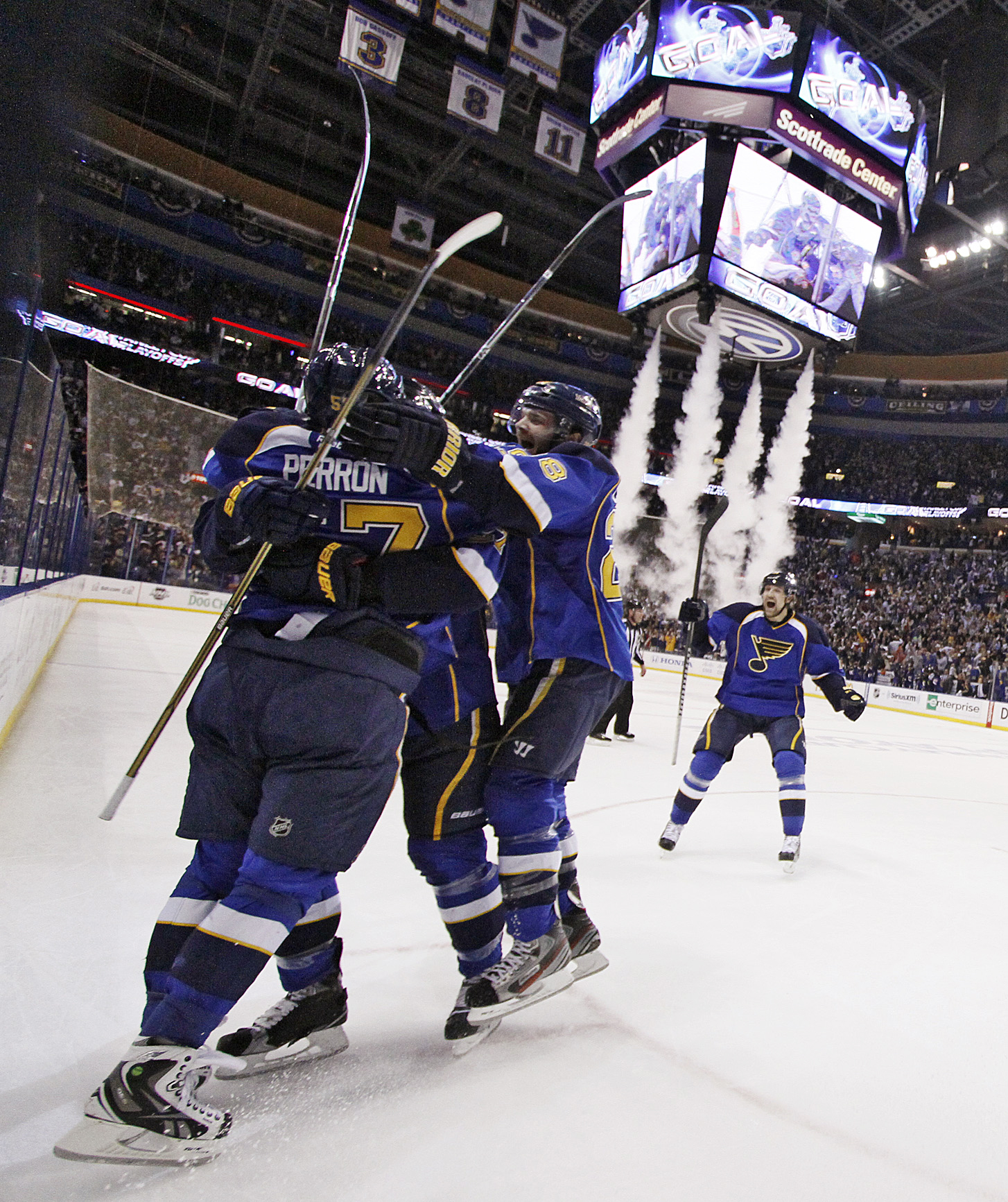 St Louis Blues vann hemma mot San Jose Sharks med 3-1 och är därmed vidare i Stanley Cup efter 4-1 i matcher. St Louis Blues vann hemma mot San Jose Sharks med 3-1 och är därmed vidare i Stanley Cup efter 4-1 i matcher.