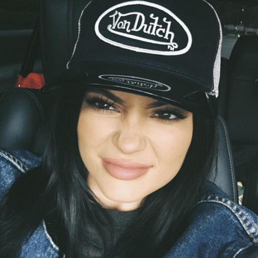 Kylie Jenner försöker hypa Von Dutch-kepsen igen...Vi är inte övertygade. Kylie Jenner försöker hypa Von Dutch-kepsen igen...Vi är inte övertygade.