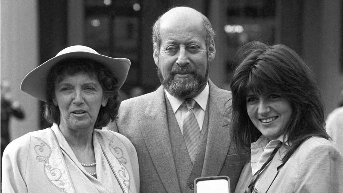 Freud syns här på bilden med sin fru Jill till vänster – och dotter Emma till höger.