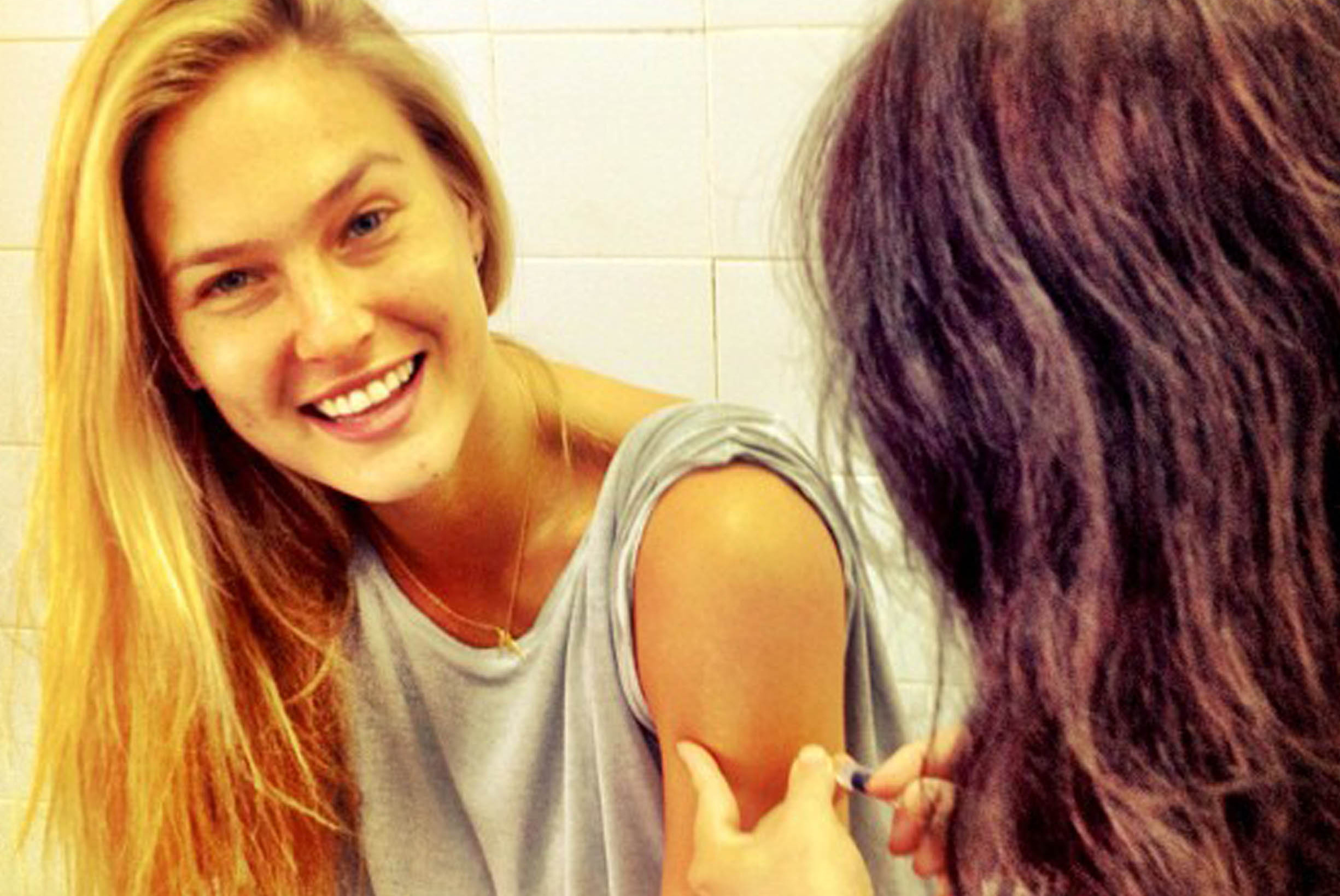 Leonardo DiCaprios ex Bar Refaeli visar att hon är en naturlig skönhet och twittrar en bild på sitt osminkade ansikte när hon får en spruta i armen. 