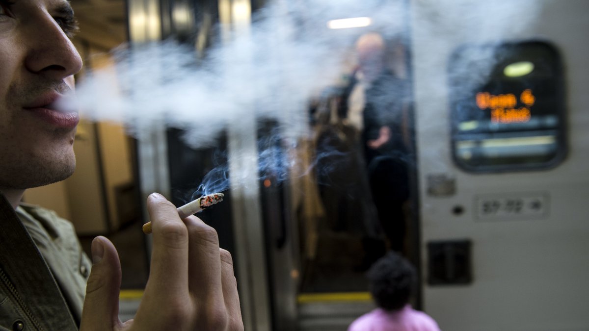 Tågstationer ska vara rökfria, tycker regeringen. 