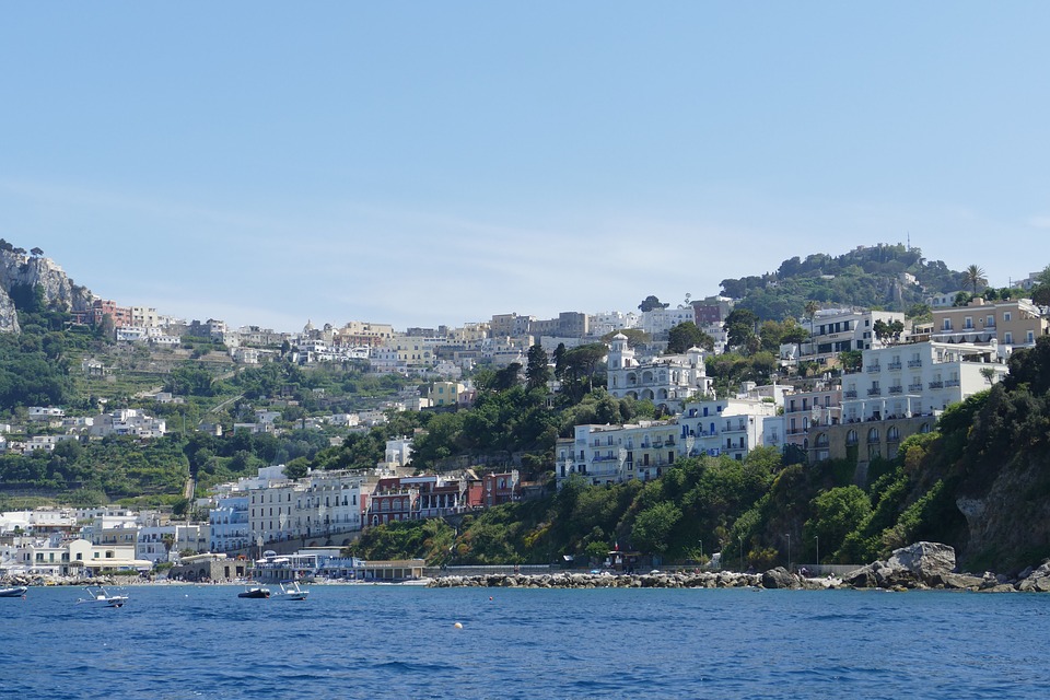 Hög böter för den som skräpar ner på Capri framöver. Hög böter för den som skräpar ner på Capri framöver.
