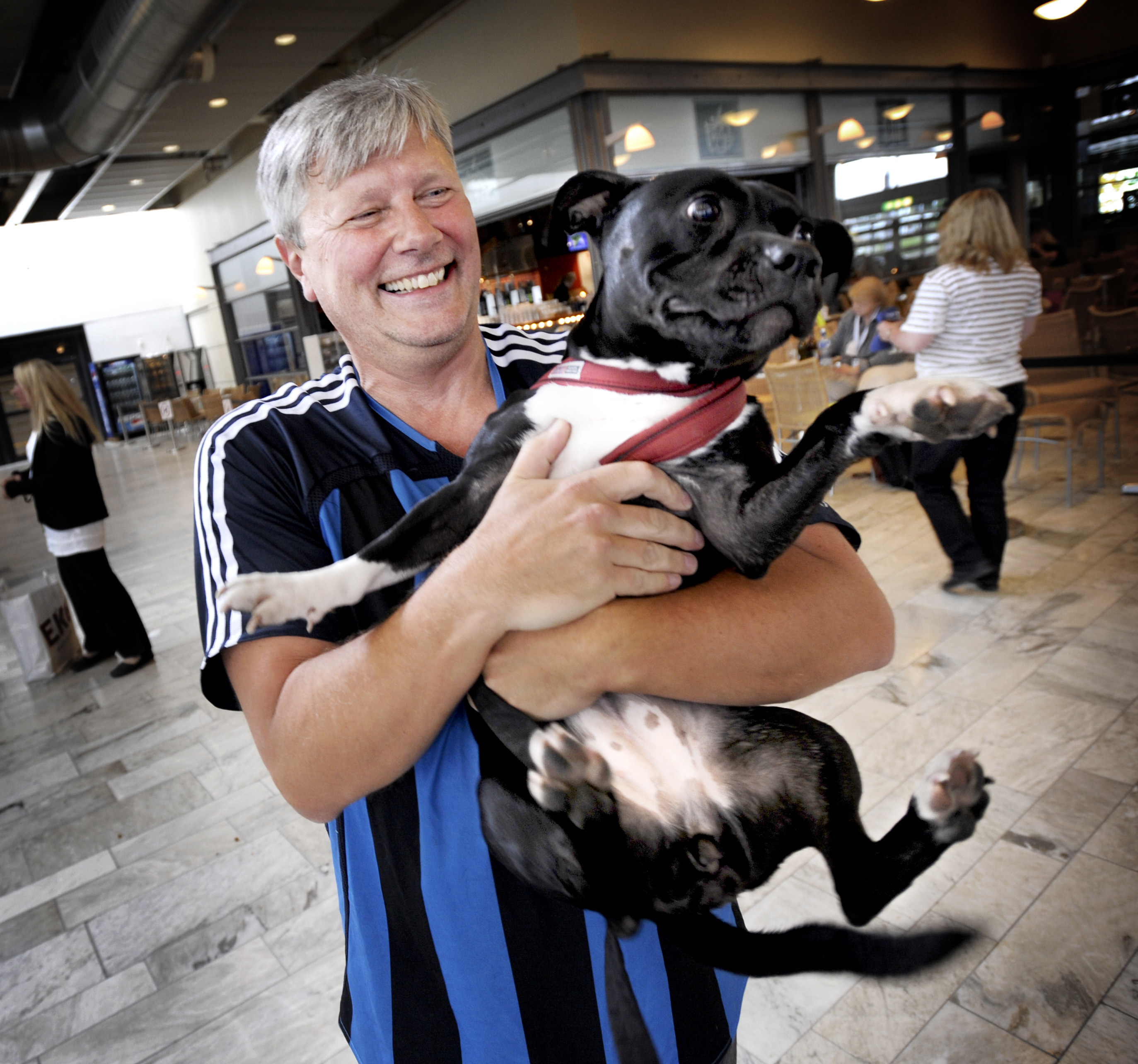 Lars Ohly på World dog show i djurgårdströja med hunden Vilja.