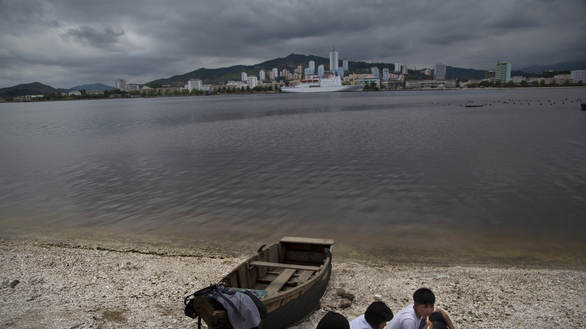 21 juni.  En grupp nordkoreanska ungdomar på en picknick på stranden i Wonsan.