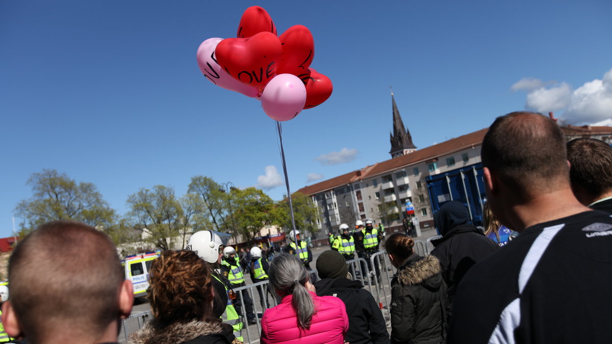 Kärleksballonger, ett stenkast från nazisternas tal.