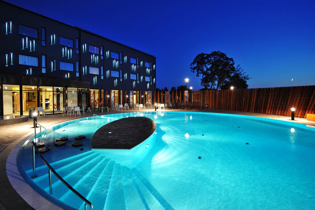 Kosta Boda Art Hotel, Kosta. Designhotell i glas och sten formgivet av Kosta Bodas formgivare. Bland annat finns en pool med en undervattensutsällning samt en bar helt gjord i glas. Genomsnittspris: 2396 kr/natt. Kosta Boda Art Hotel, Kosta. Designhotell i glas och sten formgivet av Kosta Bodas formgivare. Bland annat finns en pool med en undervattensutsällning samt en bar helt gjord i glas. Genomsnittspris: 2396 kr/natt.