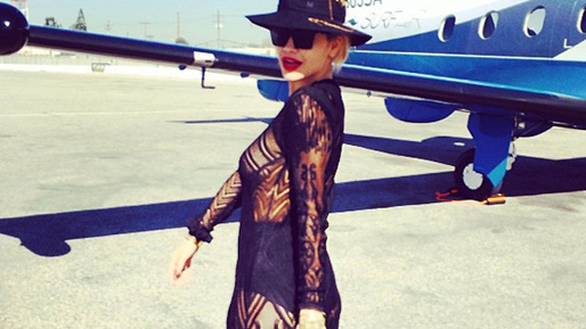 Rita Ora i genomskinlig klänning på Coachella.