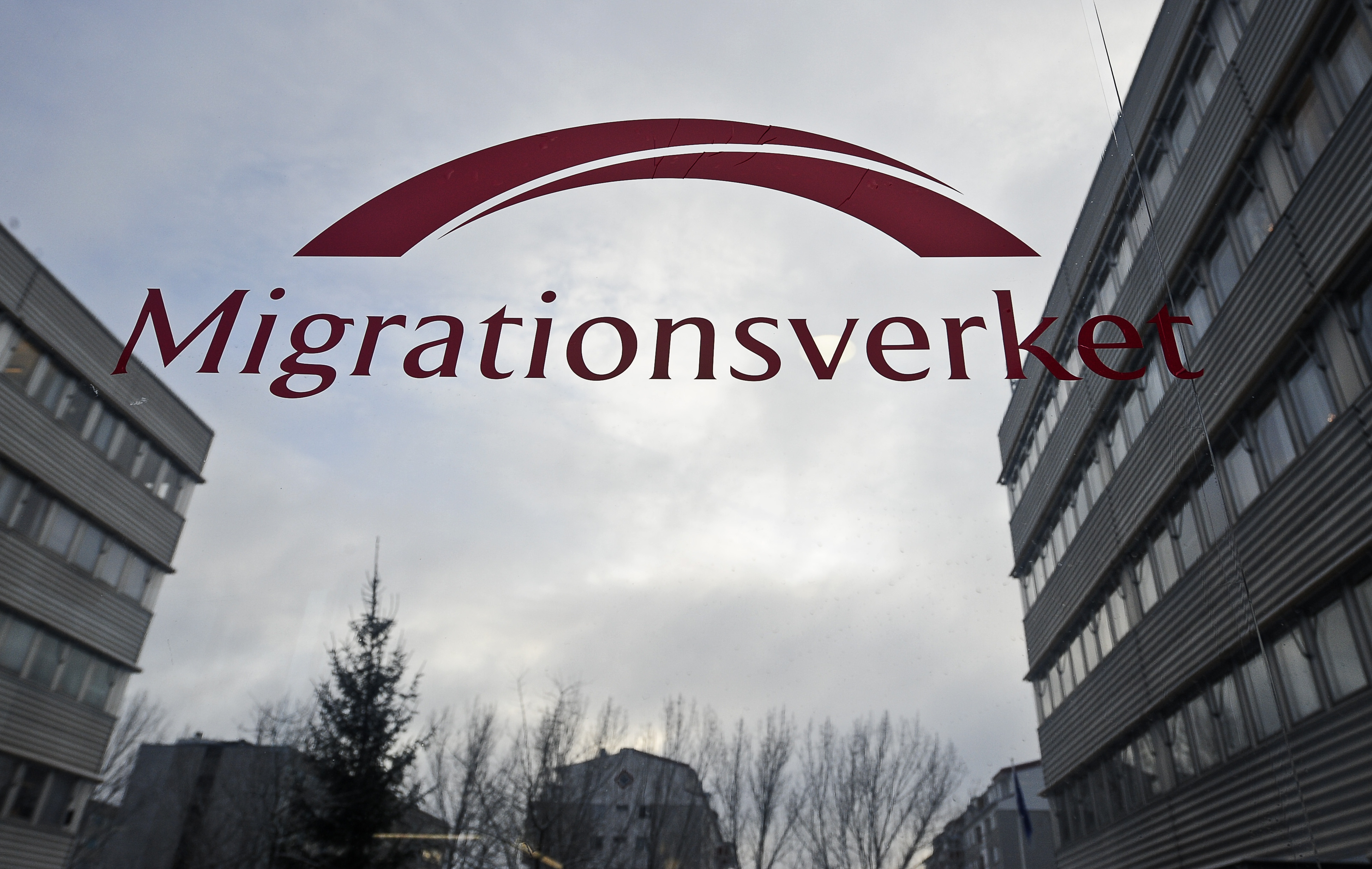 Bakom anmälan står Migrationsverket. En av deras anställda avkrävdes också en förklaring från Svenskarnas parti sedan hon hade uttalat sig om ett av flygbladen i en tidning.