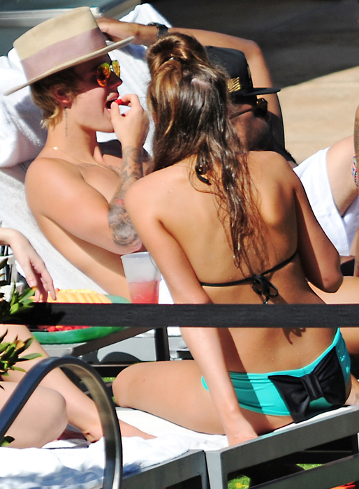 Justin Bieber chillar vid poolen i Miami. Justin Bieber chillar vid poolen i Miami.
