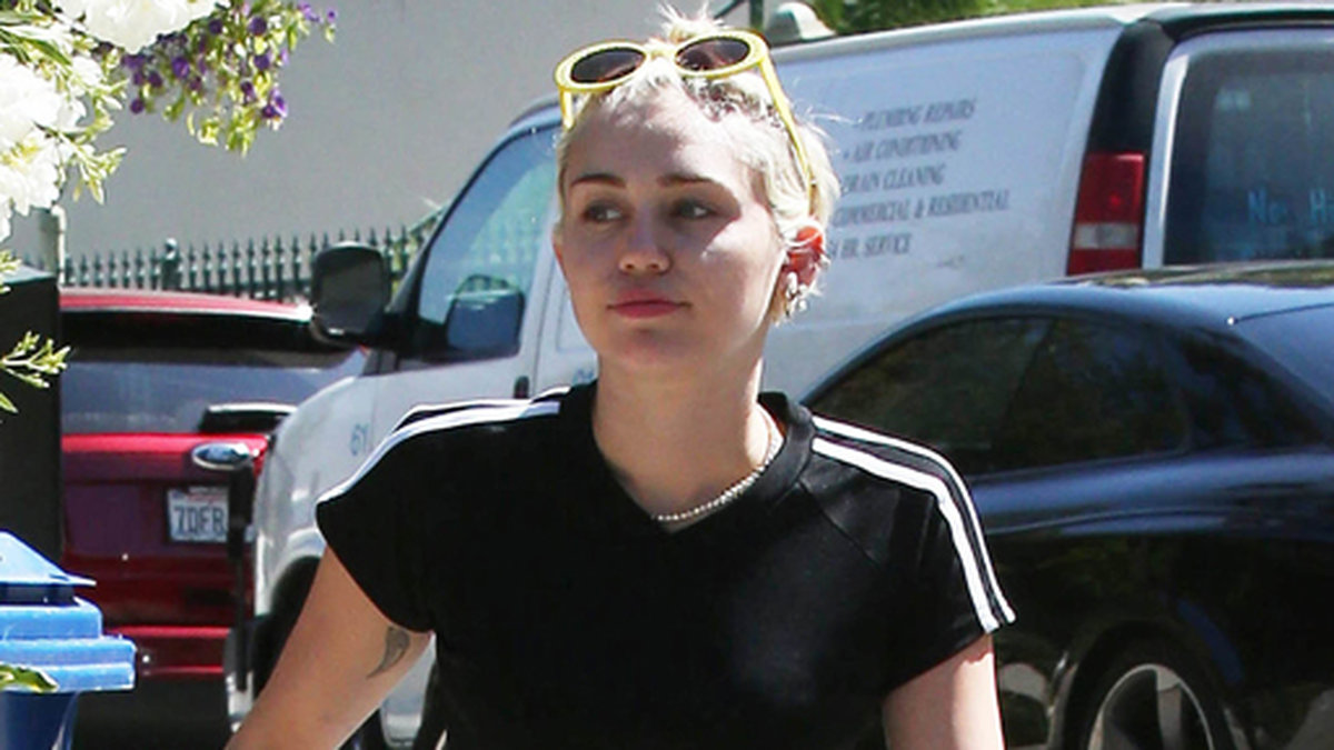 Miley Cyrus kör magtröja i Los Angeles. 