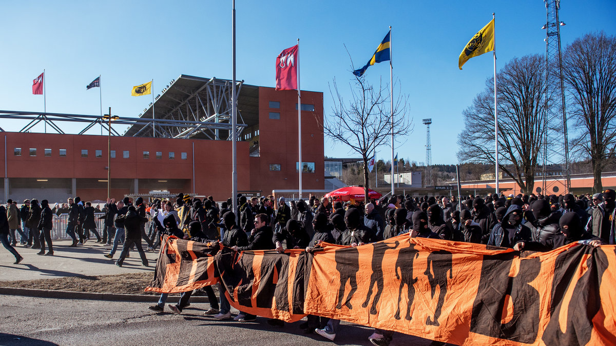 Falangens banderoll under en marsch i Borås.