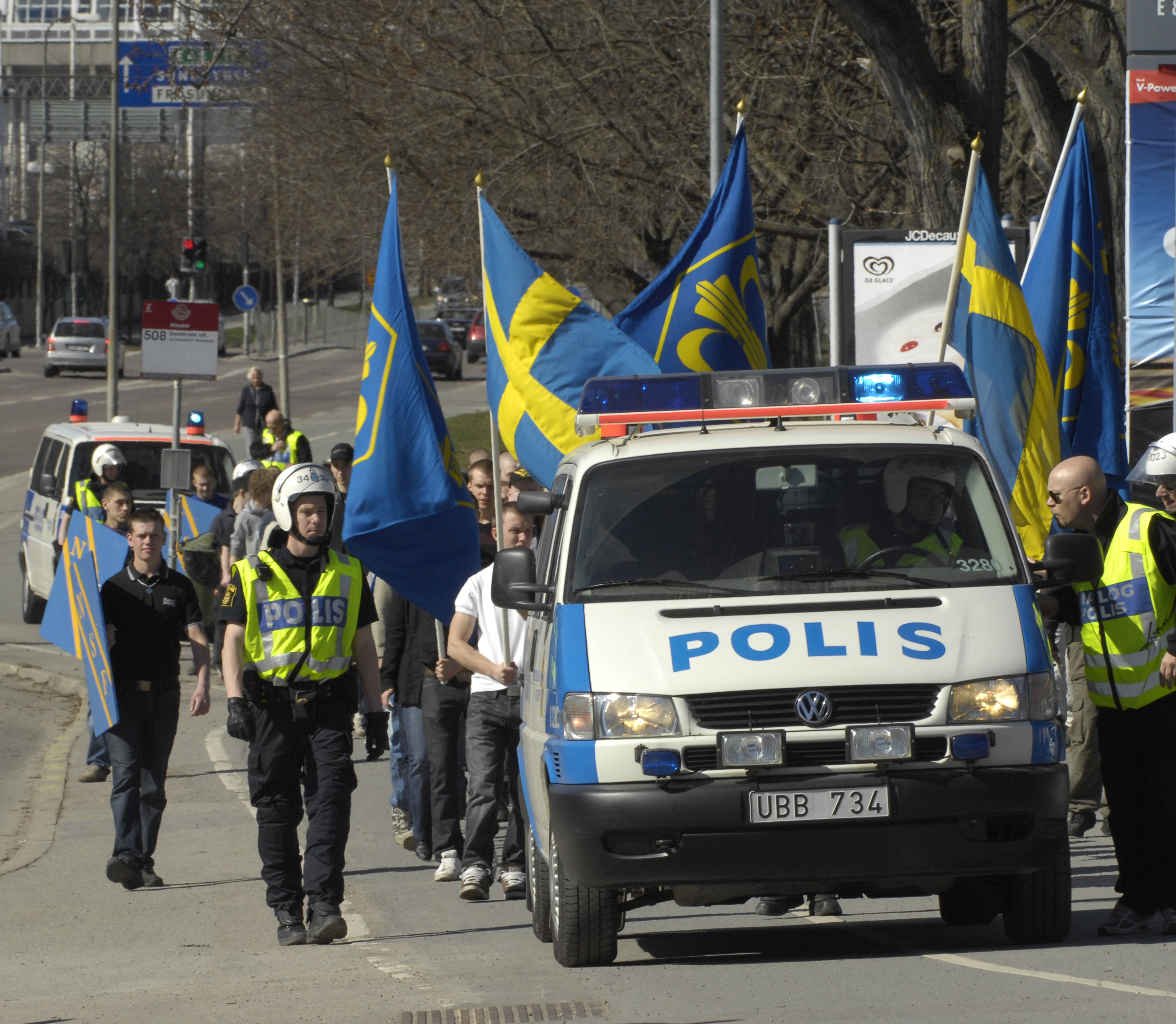 Nationalsocialistisk front, numer svenskarnas parti, demonstrerar. 