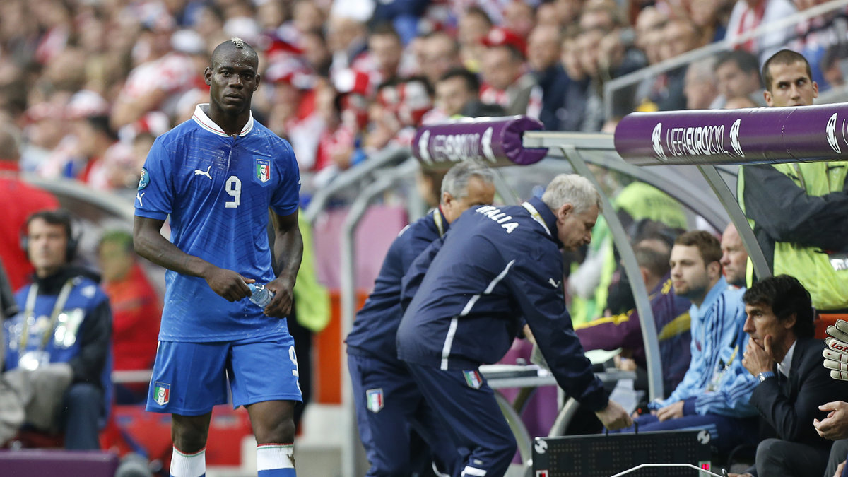 Det kroatiska fotbollsförbundet blev straffat under EM 2012 för att supportrar gjorde apljud mot Balotelli i gruppspelsmatchen mellan Italien och Kroatien. 