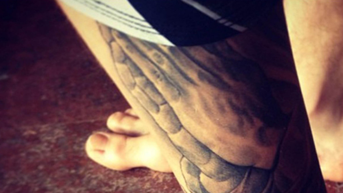 Justin Bieber tatuerade in de här bedjande händerna. 