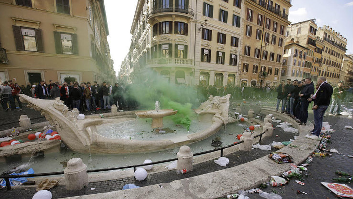 Den här bilden togs i Rom i februari 2015 efter att fotbollsfans hade vandaliserat området kring den kända fontänen "Barcaccia". 
