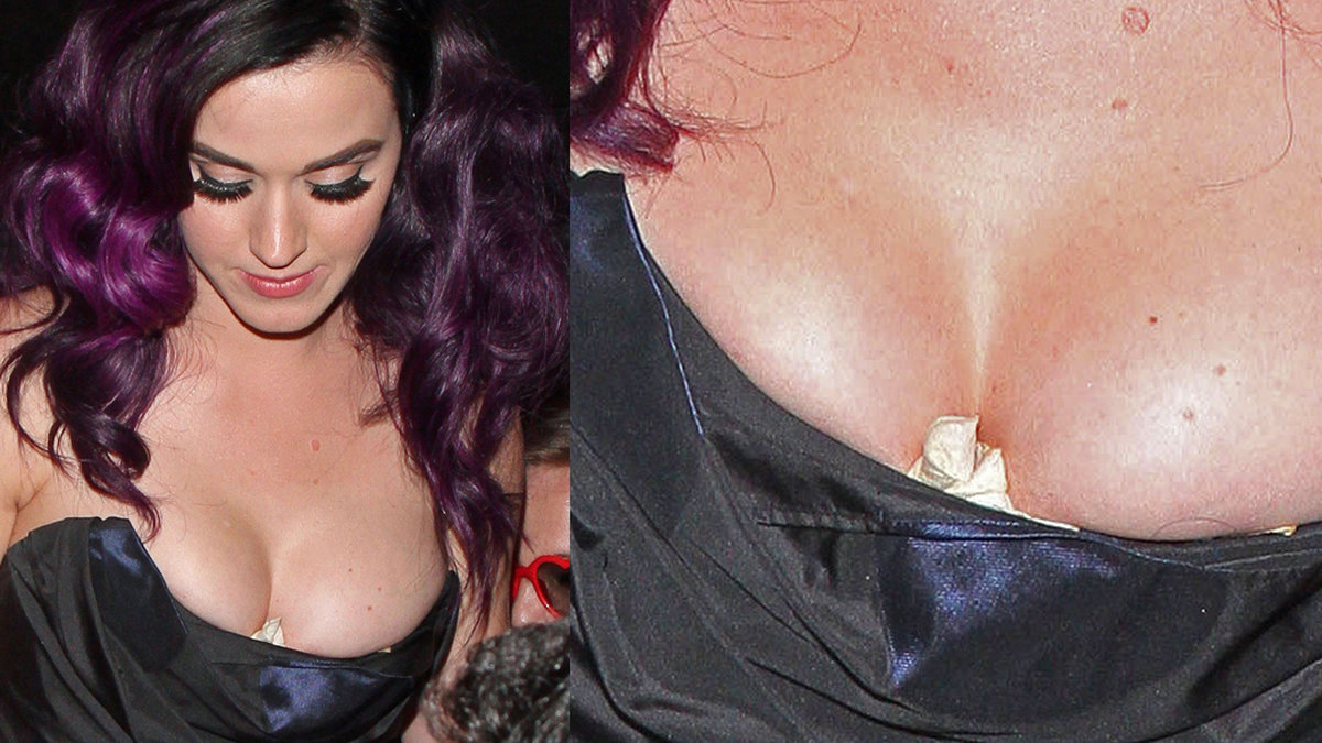 Katy Perry har knölat ner något i sin klänning. 