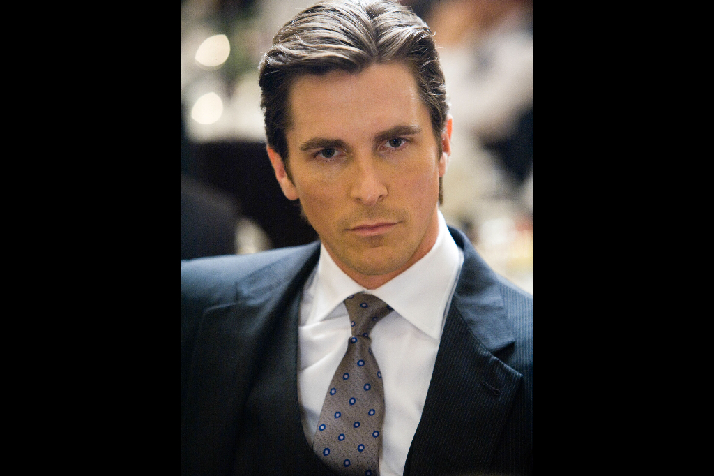 Här i filmen "The Dark Knight" från 2008, där han spelar den stenrike Bruce Wayne. Då passar det sig inte med skägg. Här i filmen "The Dark Knight" från 2008, där han spelar den stenrike Bruce Wayne. Då passar det sig inte med skägg.