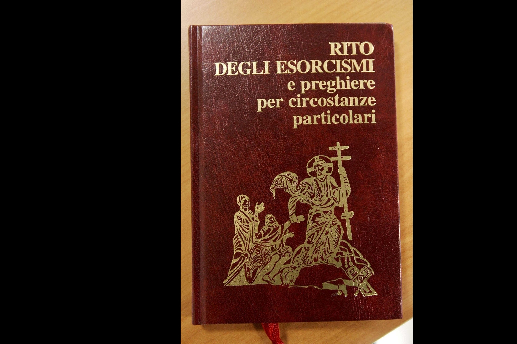 Det finns böcker till präster som vill lära sig att utföra exorcism.