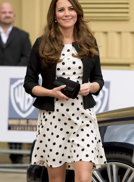 Många av de plagg Kate visar sig i säljer slut på rekordtid. I England kallas det "Kate-effekten". Många av de plagg Kate visar sig i säljer slut på rekordtid. I England kallas det "Kate-effekten".