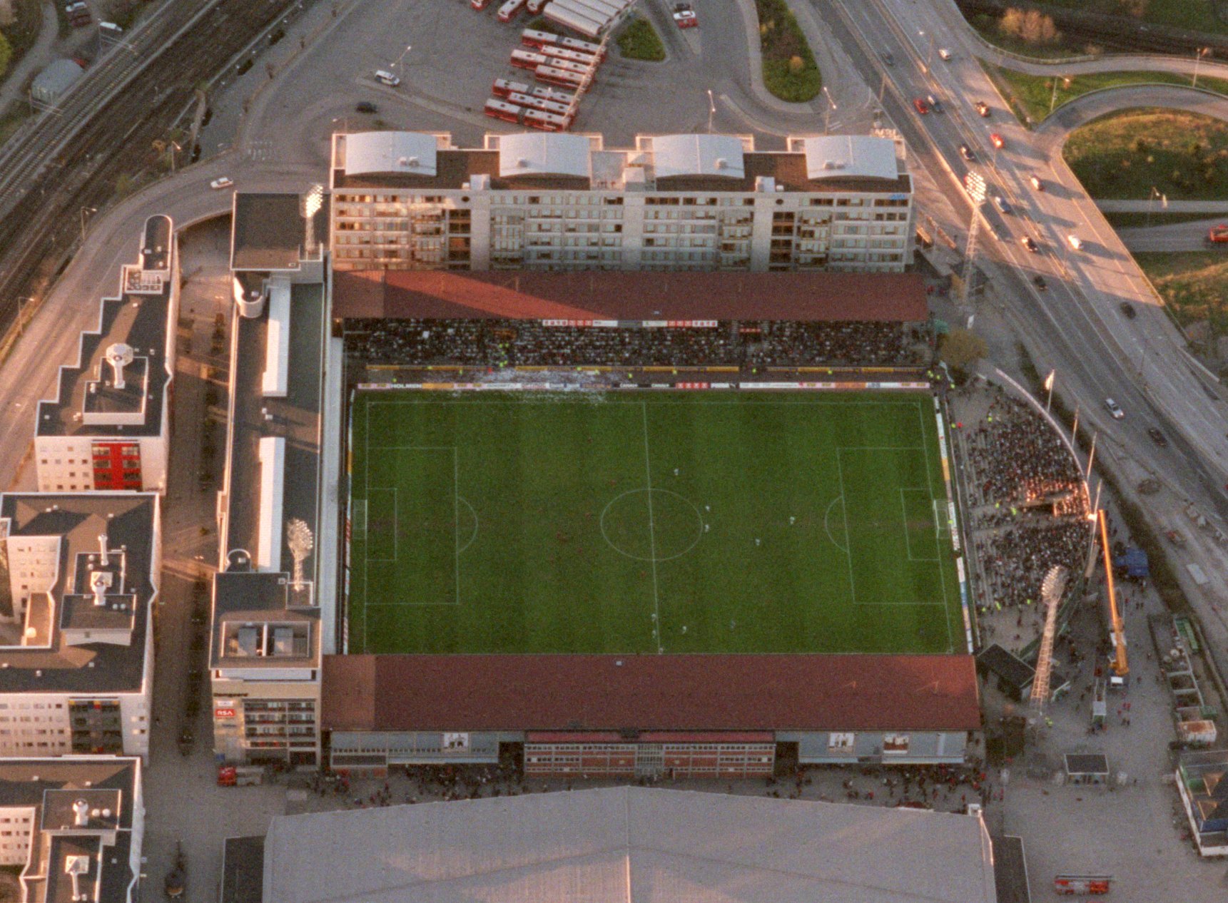 Söderstadion, en klenod från Sovjettiden går nu sitt sista solvarv till mötes. Med anledning av det bjuder nu Nyheter24 på en längre nostalgitripp genom stadion som både förkroppsligar Hammarbyandan och den fornhistoriska arena-arkitekturen. 