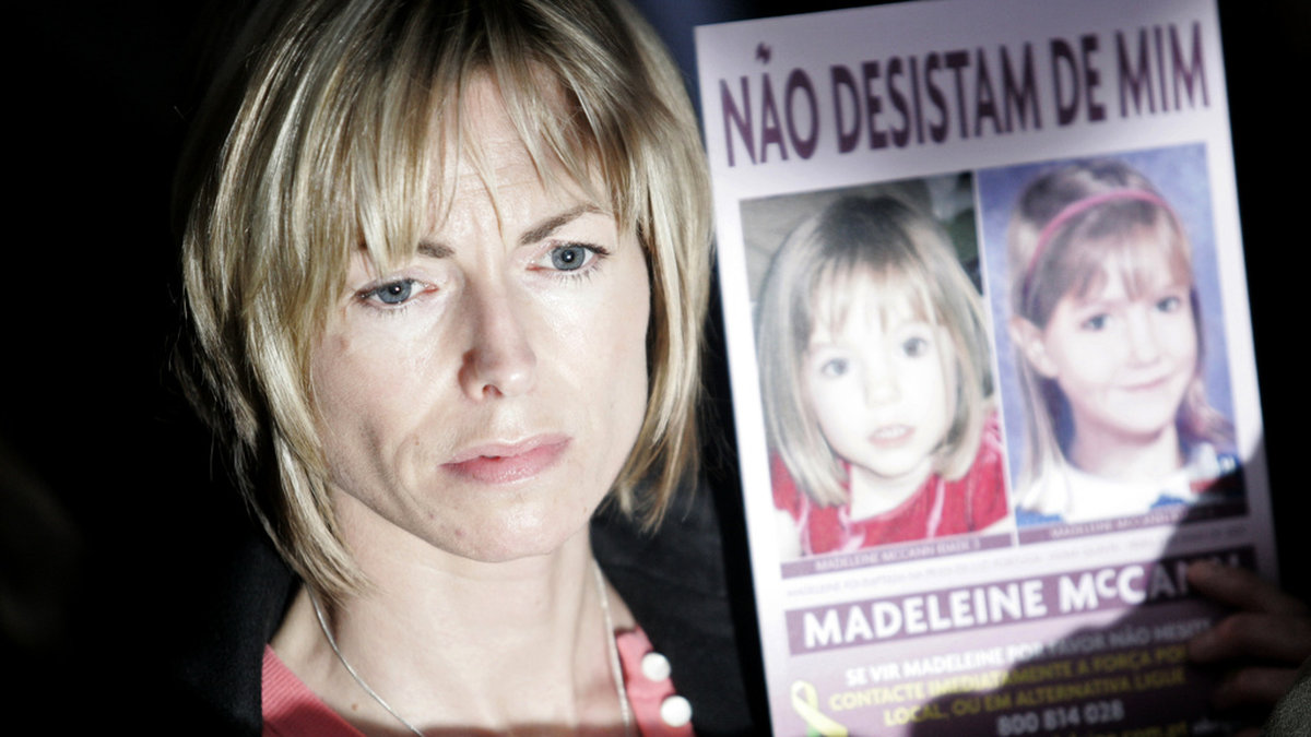 Madeleine McCann har fortfarande inte hittats. På bilden syns hennes mamma Kate McCann som håller upp bilder på dottern. Arkivbild.