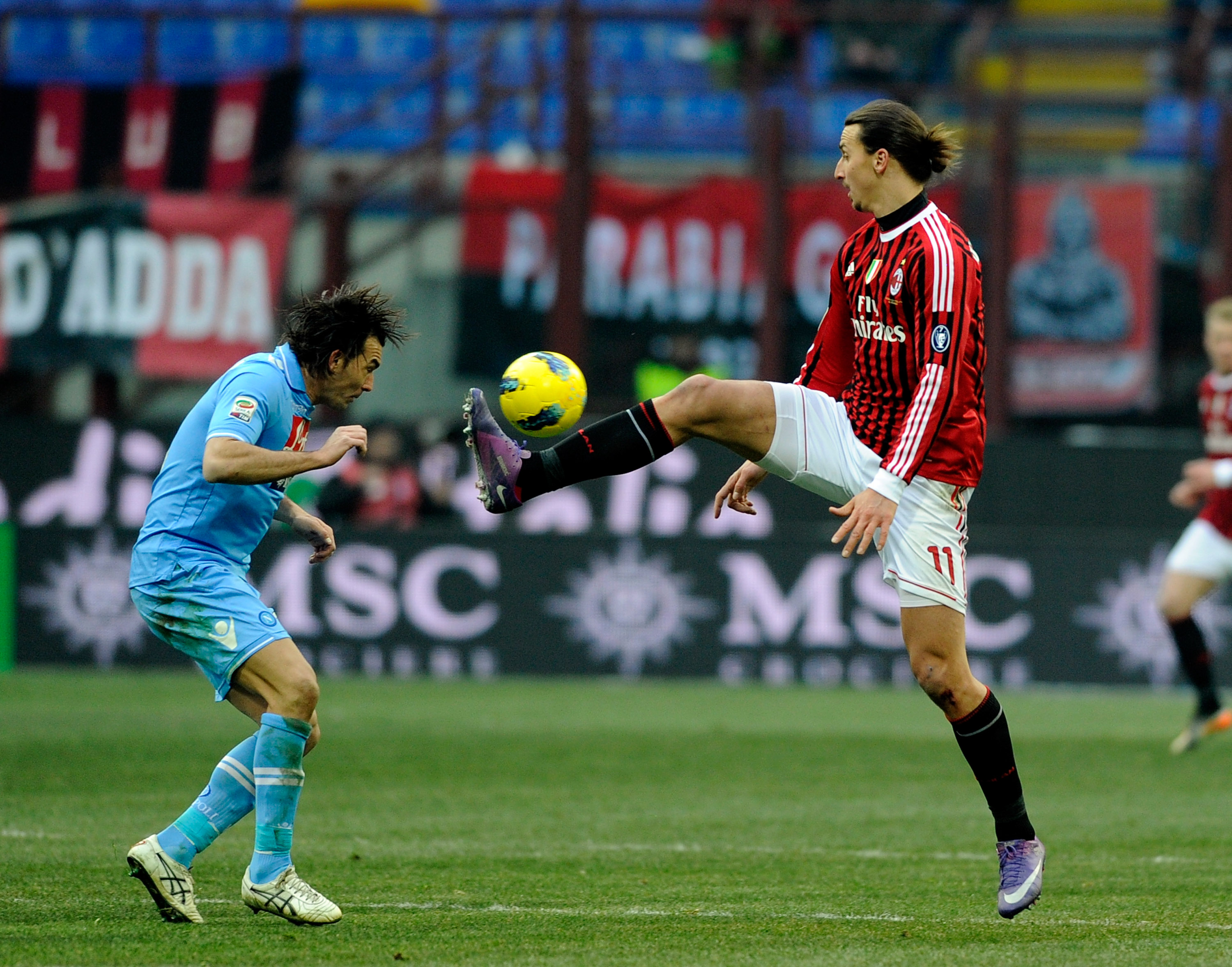 I matchen mot Napoli som slutade 0-0 fick Zlatan rött kort och blev avständ i tre matcher. Varför? Han örfilade Napolis Salvatore Aronica. I matchen mot Napoli som slutade 0-0 fick Zlatan rött kort och blev avständ i tre matcher. Varför? Han örfilade Napolis Salvatore Aronica.
