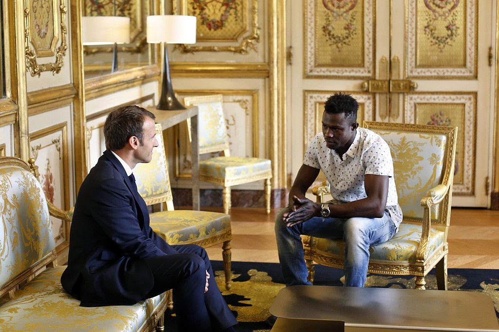 Emmanuel Macron möter Mamoudou Gassama Emmanuel Macron möter Mamoudou Gassama