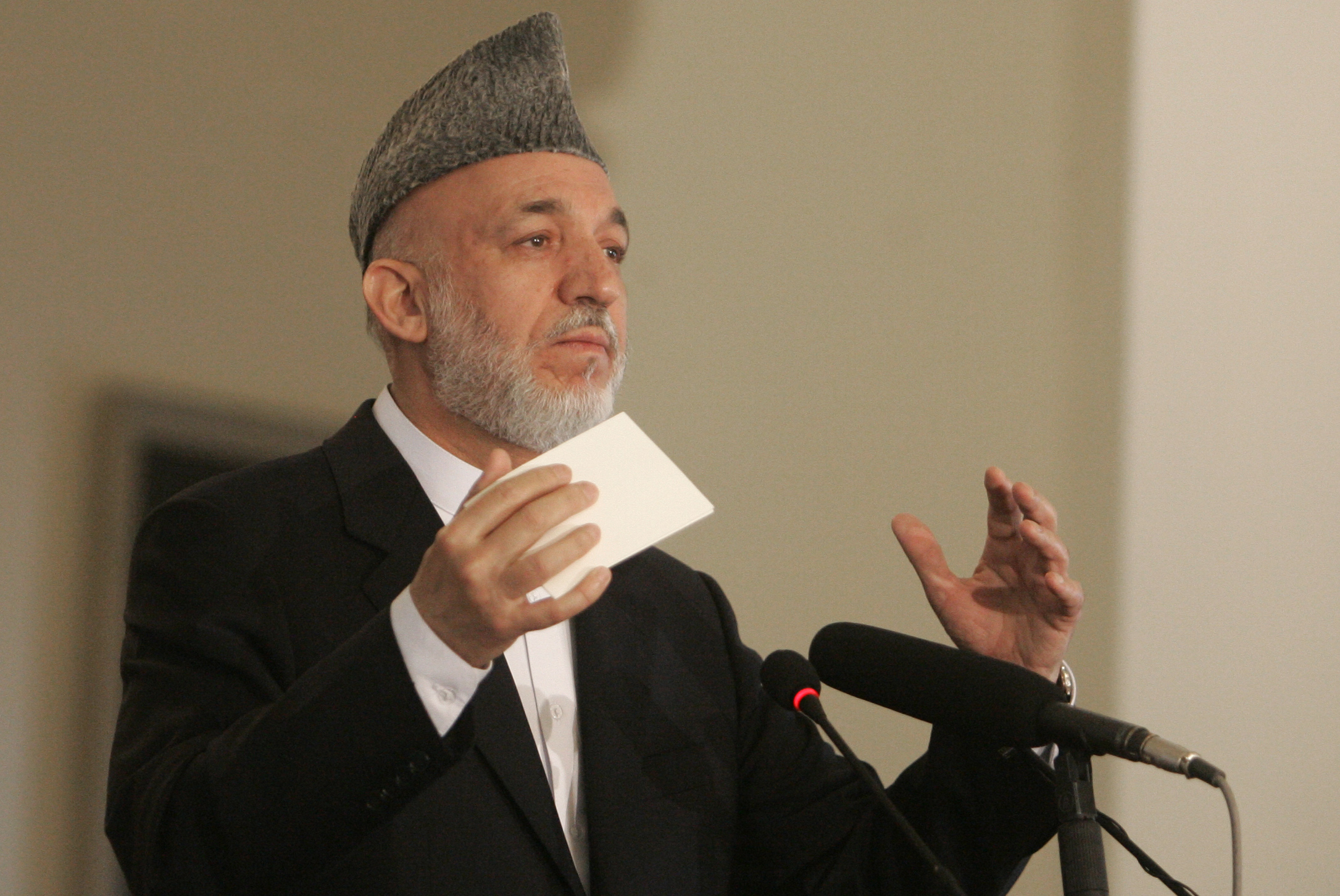 Paranoida Hamid Karzai.