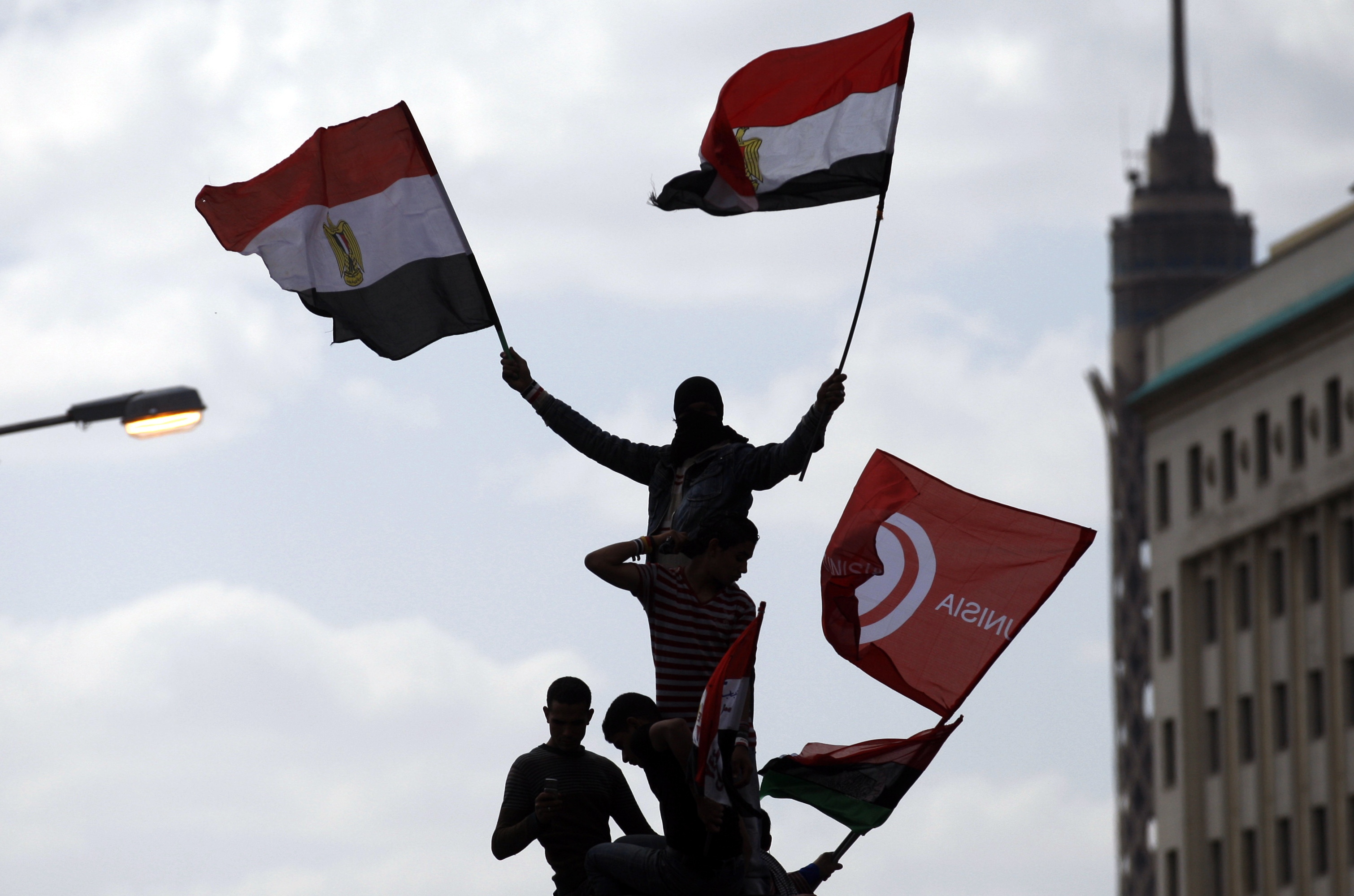 Den tunisiska och egyptiska flaggan på Tahrirtorget under fredagens protester. 