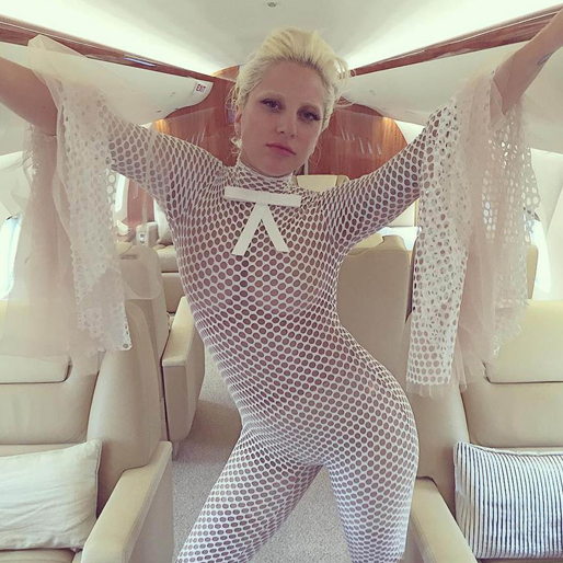 Lady Gaga i vitt nät. Lady Gaga i vitt nät.